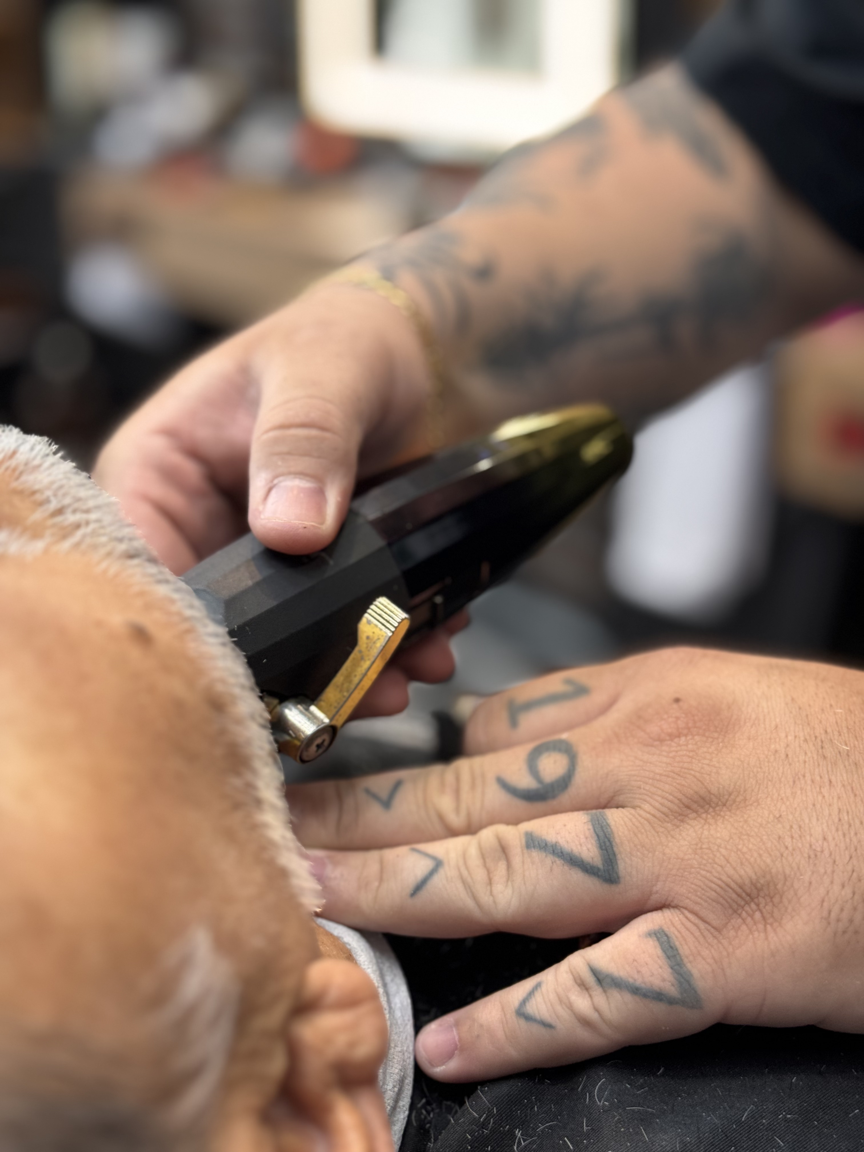 Lave o cabelo e a barba regularmente com produtos adequados.